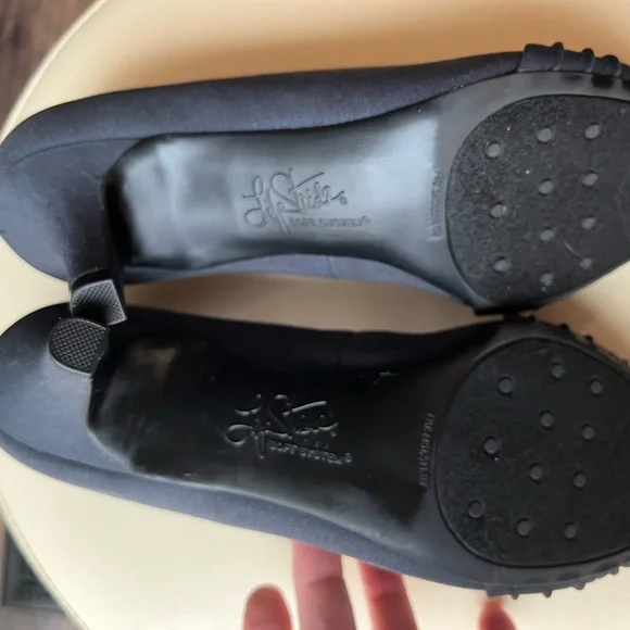Life Stride Size 9 1/2 Navy  Heels with knot detail! Pretty! - Picture 3 of 6